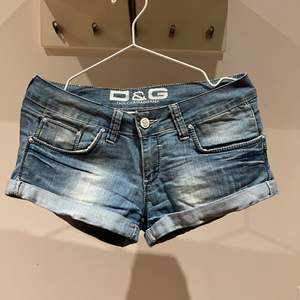 ”D&G” shorts i strl 36. Frakt priset baseras på vikten!