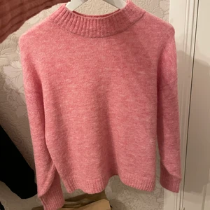 Stickad rosa tröja - Super fin Rosa stickad tröja från Zalando💓💞 Aldrig använd och i super fint skick!! Kom privat för fler frågor och funderingar 🥰 (Tröjan är slutsåld på hemsidan!!)