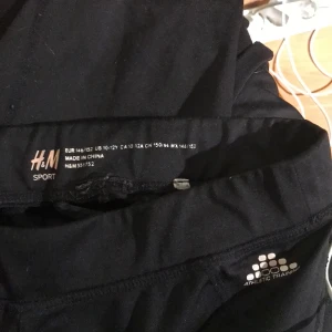 Hm träningsbyxor - Stretchiga träningsbyxor i bra skick. Storlek 146/152 men skulle nog passa bra för en storlek xxs också