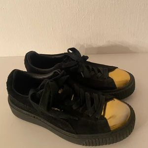 Puma sneakers svart guld  - Som ny storlek 37