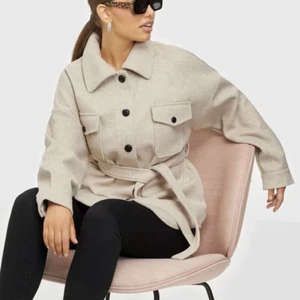 Begie kappa  - Säljer en jätte fin overzise kappa som inte passar mig längre. Hemsidans pris 700, även slutsåld så pass på. Har inte valt pris än så kontakta vad du kan tänka dig betala! 