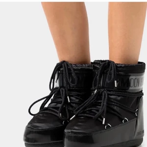 Moon boots - Helt nya Moon boots som jag fick i julklapp. Dom är aldrig använda och är helt nya, bara provade. Har kvar förpackningen och alla lappar sitter kvar. Kostar 1700 nypris och säljer för 1300. Säljer då dom var för stora för mig. Dom är i storlek 35-38 men skulle säga att dom mer passar någon som har 37-38. 💕 KÖP DIREKT: 1500 ink frakt