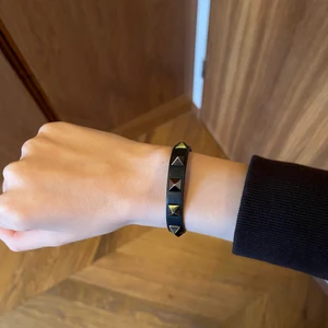 Valentino armband  - Svart valentino armband med mörka nitar. Bra skick.