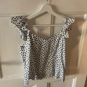 Prickig topp - Supersöt topp från H&M, har prislappen kvar då den aldrig kommit till användning. 