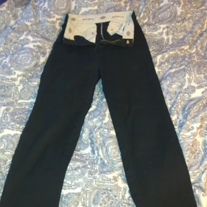 Dickies byxor - Dickiesbyxor i storlek 24 skulle säga att dom passar för dom som har xs. lite sliten på höften men syns knappt, köpare står för frakt