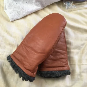 Bruna lädervantar  - Bruna lädervantar perfekta för vintern. Använda få gånger och därmed i jättebra skick. Vantarna passar smalare och mindre händer skulle jag säga. Pris kan diskuteras. Frakt ingår ej 