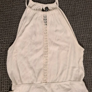 Linne med detalj, Storlek S  - Fint linne med detalj Använd ett fåtal gånger  Storlek S  Frakt tillkommer, 48kr