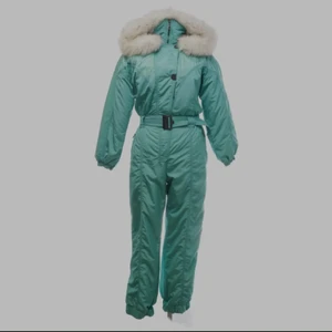 Otrolig vintage turkos overall med minklister - Helt perfekt skick. Äkta minklister. Står storlek 46 och jag uppskattar att det passar en M som är upp till 165-70cm lång. Säljes pga lite fört kort för mig och jag är 176. Färgen är nästan lite metallisk och hur fin som helst. Tyvärr dyr.