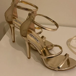 Klackskor - Guldiga klackskor som passar perfekt till nyår eller annat. Dessa klackskor är så sjukt fina men kommer tyvärr inte till användning, de är testade men aldrig använda. 