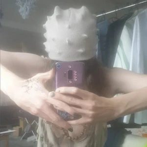 Conker Cap - Spikig beanie i 100% akryl. Manipulerad för hand. Olika färger finnes. Görs på beställning, PM om intresserad ✌
