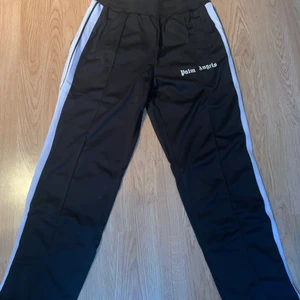 Palm angels byxor - Palm angels byxor som passar storlek S. Fick dom i jul men de passade inte och kunde inte skicka tillbaks. Aldrig använda helt nyskick (endast testade 1 gång). Original påse följes med.