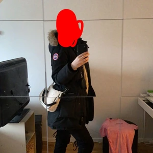 Canada goose jacka - Gammal goodjacka som jag vill sälja då jag ska flytta till grekland och inte har användning för den, den är ca 4 år gammal därför är priset så billigt men äkta såklart! Fraktar inte möts bara upp