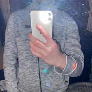 Superdry kofta  - En superdry kofta som aldrig har använts, den är i storlek L men passar mig som har storlek S så skulle säga S-L