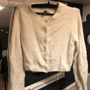 Kofta H&M  - Super söt kofta från hm, storlek medium i dam, jätte bra skick. 