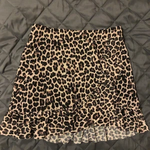 Kjol leopardmönstrad  - Super söt leopardmönstrad kjol, storlek XS i dam, jätte bra skick 