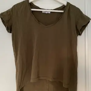 Grön v-ringad tröja från Zara. Ser brun ut på första bilden men andra bilden visar mer hur färgen egentligen ser ut😊 