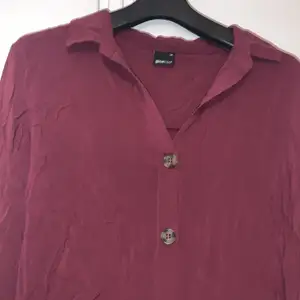 Mörklila skjorta från GinaTricot i storlek 36. Knappt använd☺️ säljaren står för frakten☺️