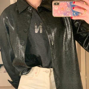 Skjortjacka - Svart skjortjacka i stl S. Har skinnimmitations mönser. Inköpt för 39,90€ och säljs nu för 170kr. Prislappen finns kvar💕