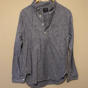 Jeansskjorta M  - Flyttrensar- Säljer massa med plagg till billiga priser!!! Samfraktar så kolla mina andra annonser. Frakt efter paketets vikt, ansvarar ej för postens hantering av paket. Hör av dig vid frågor :)