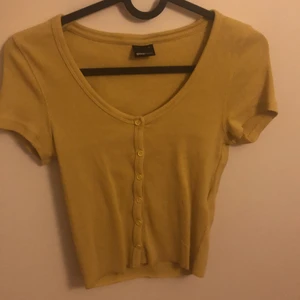 Tröja, Gina tricot - Säljer pga att den är lite liten på mig då den är liten i storleken. Köptes för ungefär 200-300kr tror jag, köpte den för några år sedan och har bara legat i garderoben. Bara använd en kanske två ggr. 