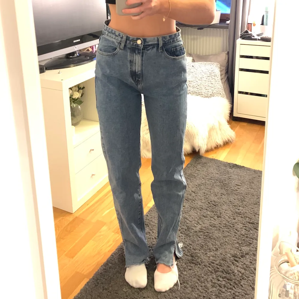 Jeans från plt tall, har klippt dem för att vara lite långa på mig som är 179 men går självklart att klippa av mer! Storlek 40 och tyvär för stora för mig, men toppen kvalitet och i bra skick!😚. Jeans & Byxor.