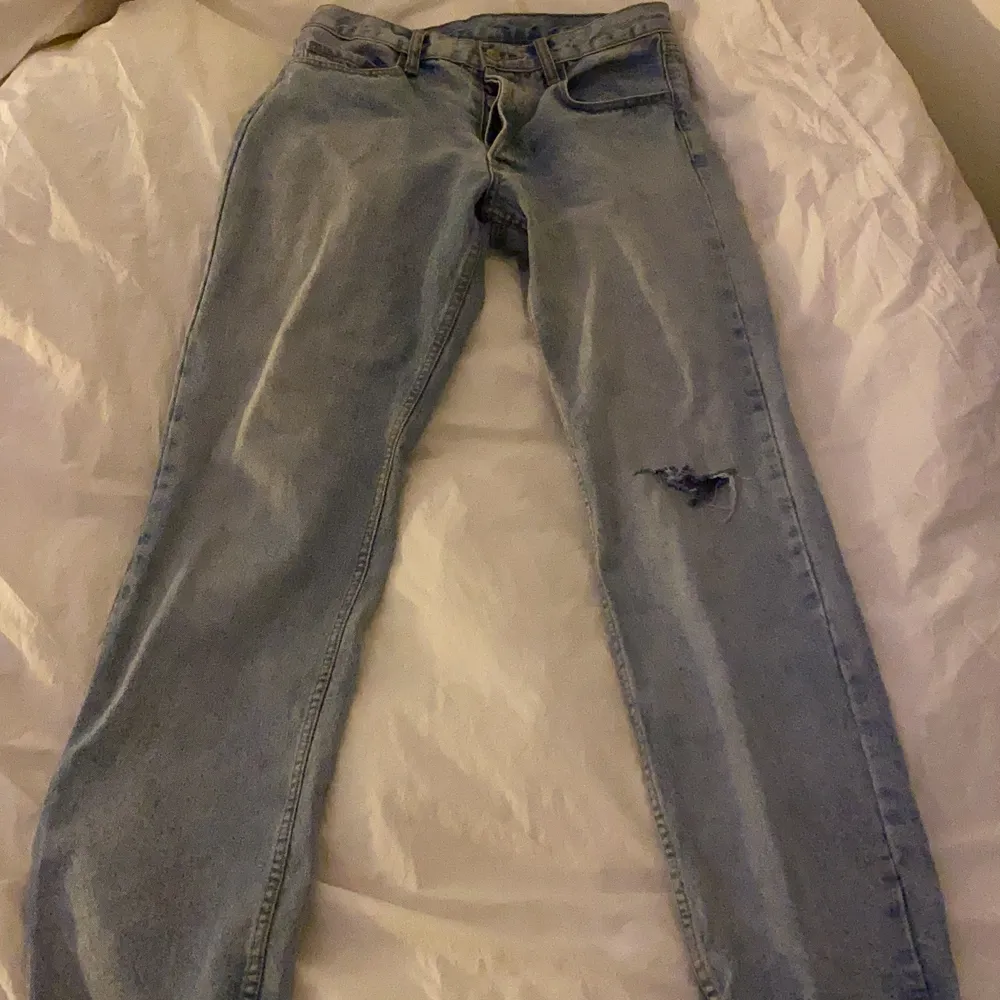 Ett par najs lågmidjade jeans från brandy Melville i storlek M med slitning på ena knät! !De är 80cm långa och 40cm i midjan mätt från kant till kant. Hör av dig vid fler frågor, har inga bilder med dem på. Jeans & Byxor.