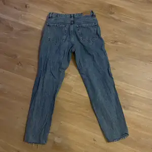 Fina ”mom jeans” säljs från Gina Tricot storlek s. Har själv klippt av dom nere vid fötterna. Jeansen sitter bra, kanske något tajta. Fint skick! Säljer för 100 kr inklusive frakt. 