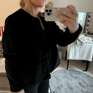 Kort pälsjacka - Fin till våren, ganska tunn jacka. Använd 1 gång