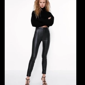 Skinnbyxor  - Hej säljer ett par nya skinn byxor från zara .   Storlek:m/38 