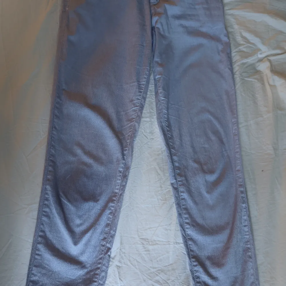 Fina blåa trousers från HMs l.o.g.g i fint skick, bekväma och snygga sommarbyxor. De har små ränder som är svåra att fånga på bild. 97% bomull 3% elastan. . Jeans & Byxor.