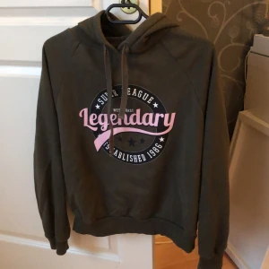 Grön hoodie med tryck - Säljer denna militärgröna hoodie som sitter mycket fint på. Även i fint skick! Skriv för fler bilder!🥰