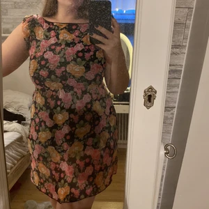 blommig klänning  - en blommig klänning från okänt märke, men det är i storlek 40! Sitter tajt runt byster och lösare nedtill! säljes för 40kr exl. frakt 