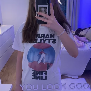 Harry Styles tröja - Officiell Harry Styles tshirt! Nypris 500kr med avgifter, säljer för 350kr! Fint skick!