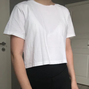 Croppad vit tröja - Lite boxig croppad vit tröja från Lager 157 i storlek S!🤍🤍 