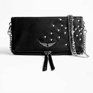 Zadig & Voltaire väska - Säljer denna super fina väskan, slutsåld på hemsidan!🌟Man får med två band till denna väskan, samt dustbag💫 Köpt här på plick, och i superfint skick! Inga synliga slitage.💕 köparen står för frakt!