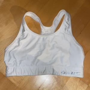 Träningstopp vit 36 - Vit vanlig tränings-BH från Soc. OBS! Utan pads 
