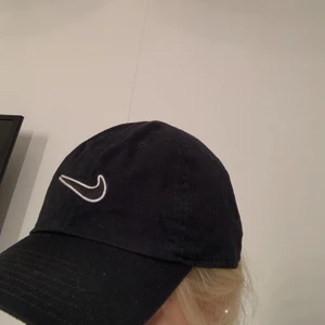 Nike keps - Riktigt snygg keps från Nike. Inte mycket använd men passar inte mig 🖤 Frakt på 66kr i låda