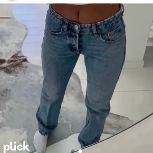Zara mid rise jeans  - Köpte jensen från plick men tyvärr passade dom mig inte. Jeansen är i ett jättebra skick då förra säljaren ej hade använt dom särskilt mycket. Söker dom i storlek 36, så hör av dig till mig om du säljer likadana. Annars går dom att köpa. (Zara säljer inte jeansen längre). 💞