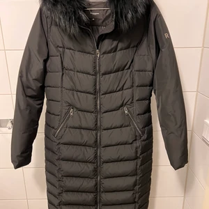 Rockandblue jacka Ariana - Säljer min fina & varma dunjacka från märket rockandblue i färgen svart. Jackan är i toppskick! Har endast använt den ca 5 gånger. Säljer den då jag har en annan jacka från samma märke som jag använder mer. Luvan är avtagbar med svart tvättbjörns päls. Stl 38 men funkar även för stl 36 då det är min storlek.  Nypris 4 499 kr, säljer den för nästan halva priset!!