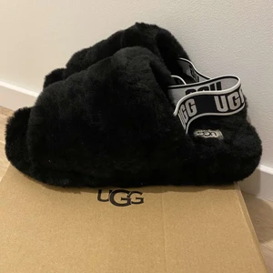 Uggs - Så mysiga tofflor som jag fick i julklapp, nypris ligger på 1300, men säljs för 700. Helt nya, Kartong finns!Pris går att diskutera vid snabb affär. Storlek 40 men passar 38/40