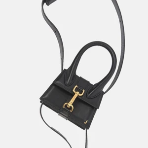 Jacquemus Le Chiquito Montage  - Testar sälja min väska från Jacquemus. Säljer enbart om jag får bra bud. Mått: höjd 9cm bredd 12cm djup 6cm axelrem längd: 96-114cm. Sparsamt använd så ser ny ut! 🖤