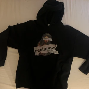 Hoodie från Reclaimed vintage  - Svart Hoodie med tryck från reclaimed vintage storlek M 