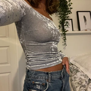 Cool festtopp - Cool topp i luftigt glansigt material som tyvärr inte används längre🥰