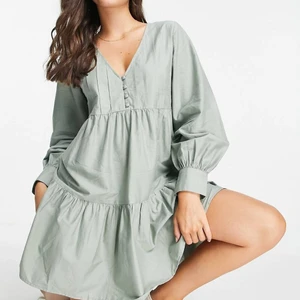 Jättefin grön klänning - Jättefin grön klänning från asos. Helt ny, aldrig använd, endast testad. Har hängt i garderoben ett tag men kommer inte till användning. Assnygg med ett par höga stövlar eller bara att ha att slänga på sig på sommaren. Kan skicka egna bilder vid intresse. Frakt är 💞