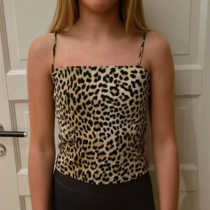 Gina linne  - Leopard linne med spagetti-band i storlek S från Gina Tricot. 