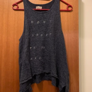 Linne från Hollister. Storlek M - Har stor utrednsning av kläder i samband med flytt! Har mest hängt i garderoben. Har katt :)