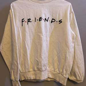 En vit sweatshirt i Xs från hm. Det är i friends tryck men huvudpersonens namn på ryggen. Ordpris 200kr