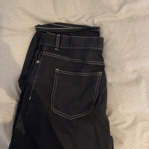 Jeans från weekday, färgade marinblåa från vita. Serien RAIL. Storlek 30/30