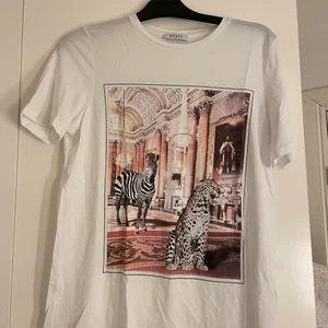 T-shirt med tryck  - Så gott som oanvänd T-shirt i storlek XS men är väldigt stor i storleken. Jag är S/M och den sitter bra på mig. 