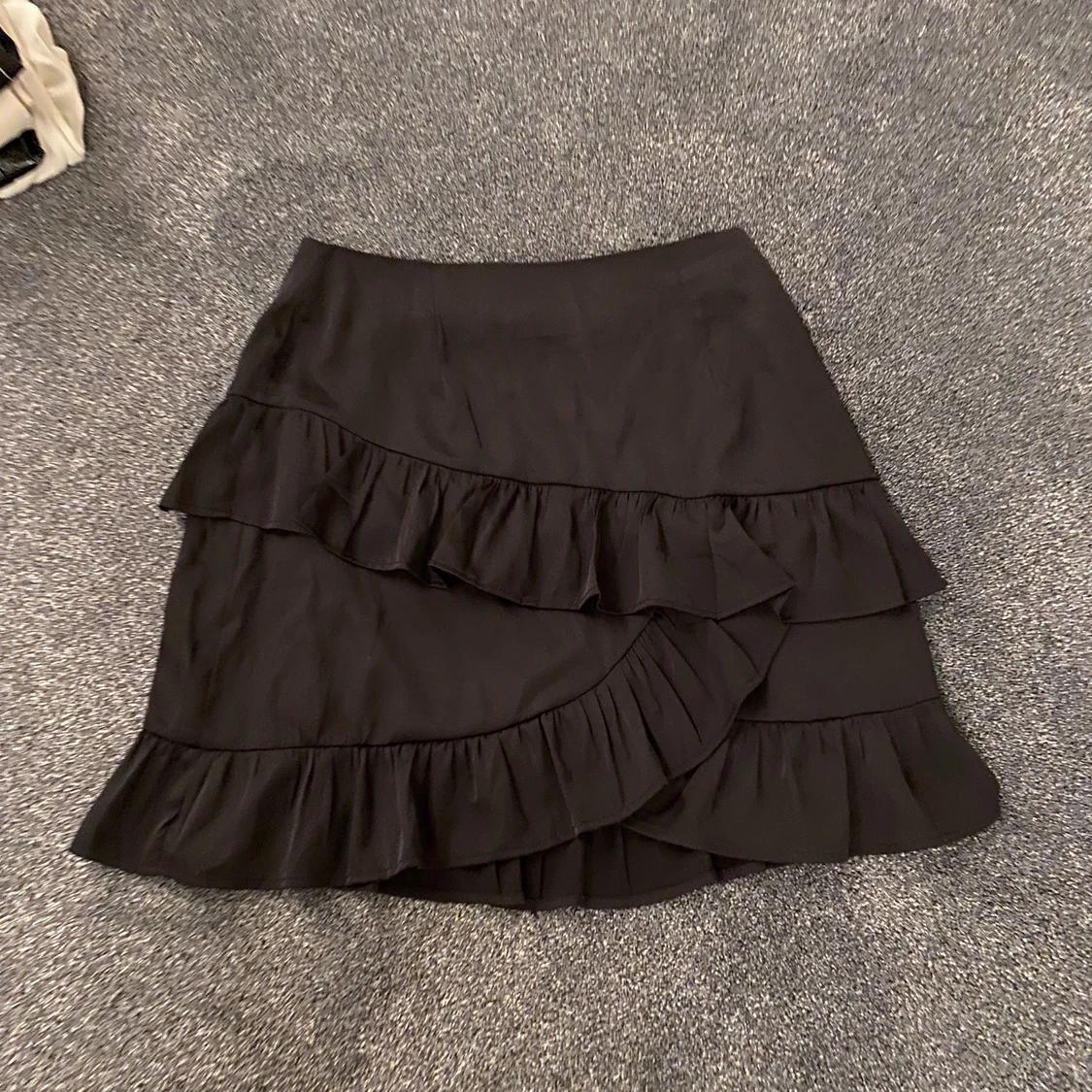 BIKBOK Kjol i satin med volanger